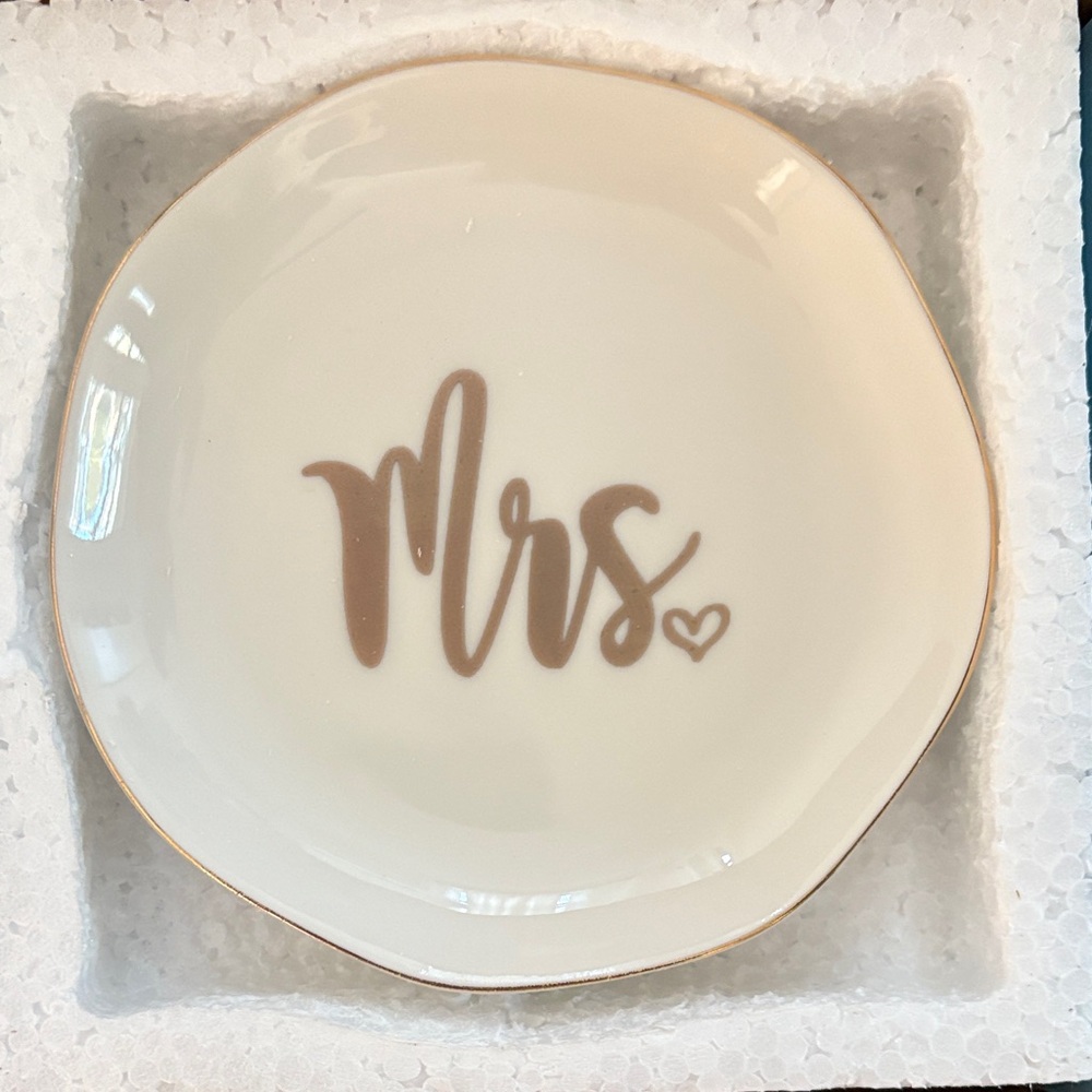 Elegant Cream and Brown 'Mrs' Plate